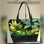 Christine Mandin crée des sacs et pochettes en mixant les matières.