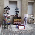 Jeany HUBAC et son stand de sculptures, meubles peints revisités