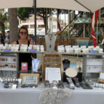 Stand de Mme ALLEGRO et ses parures de bijoux