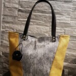 Les créations de sacs, pochettes et besaces multi textiles de Mme JOLY.