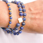 Julie Allegro-Polis' son jewelery crée des bijoux à base de pierres naturelles et perles.