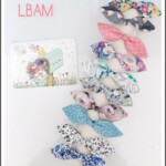 Maylis Irigoyen crée des barrettes et des noeuds pour cheveux.