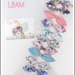 Maylis Irigoyen crée des barrettes et des noeuds pour cheveux.