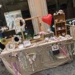 Stand de Mme SCHIMDT avec ses objets décos en crochets et macramés