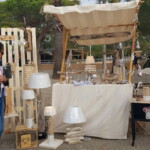 Stand de Mme SERANTONI et ses objets décos et mobiliers en bois flottés et macramés