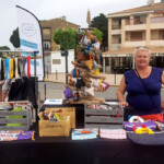 Anne-Sophie et Florence réalisent des sacs et pochettes en tissus divers.