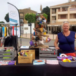 Anne-Sophie et Florence réalisent des sacs et pochettes en tissus divers.