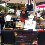 Françoise et Laetitia réalisent des parures de bijoux, des sacs en tissus et autres objets couture.